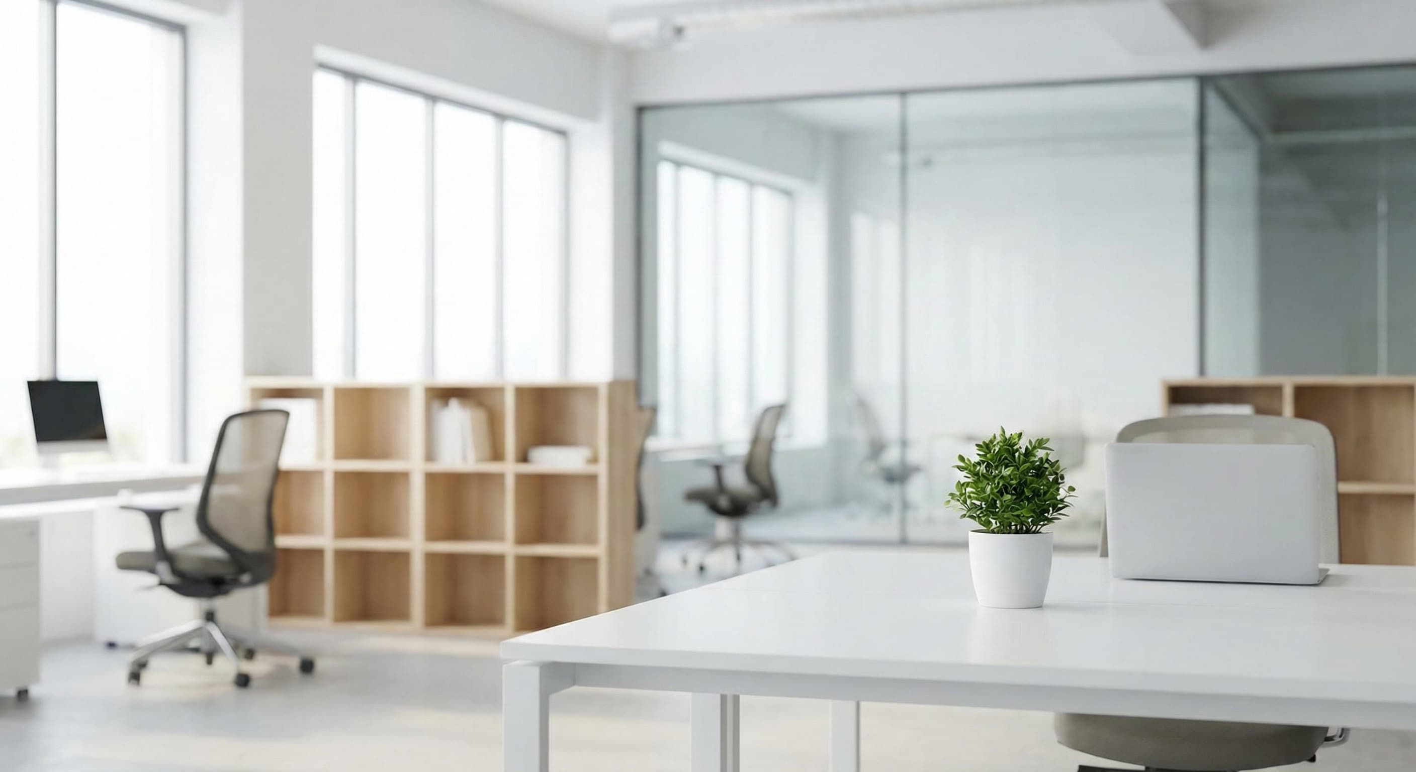 オフィスで協力するビジネスチーム